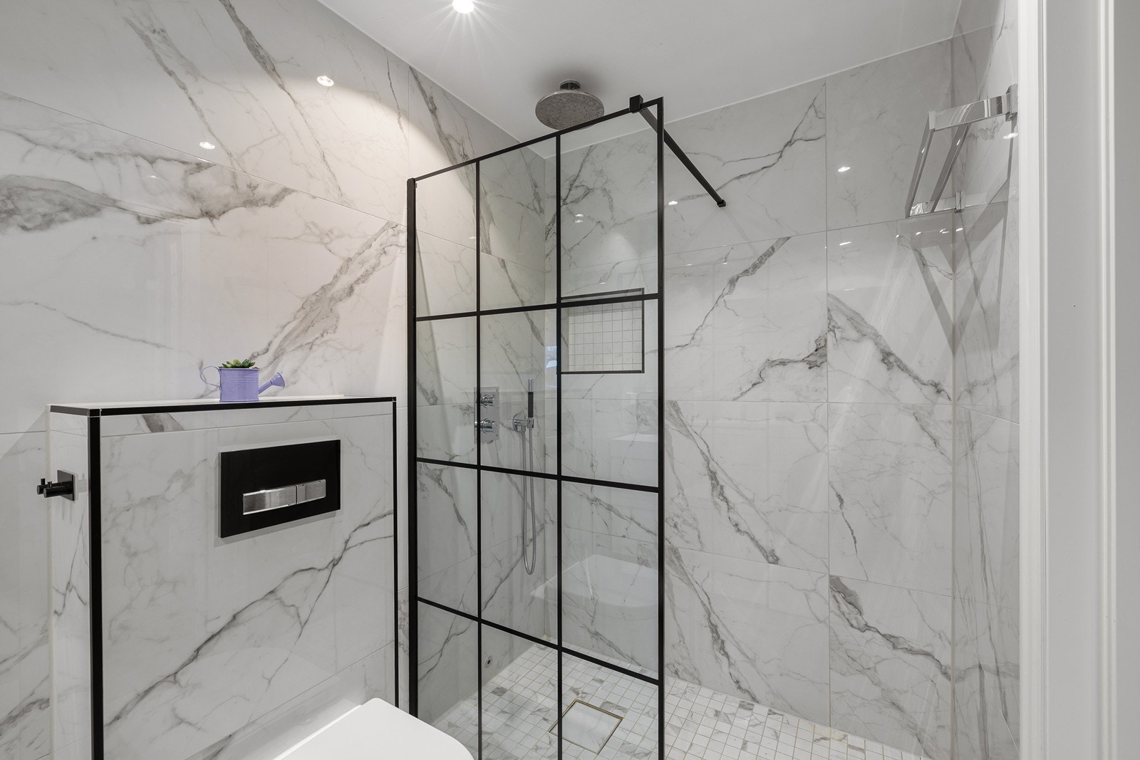 Den eksklusive dusjsonen er utstyrt med en stilfull glassvegg i industrielt design og innebygd dusjgarnityr. Galleribilde