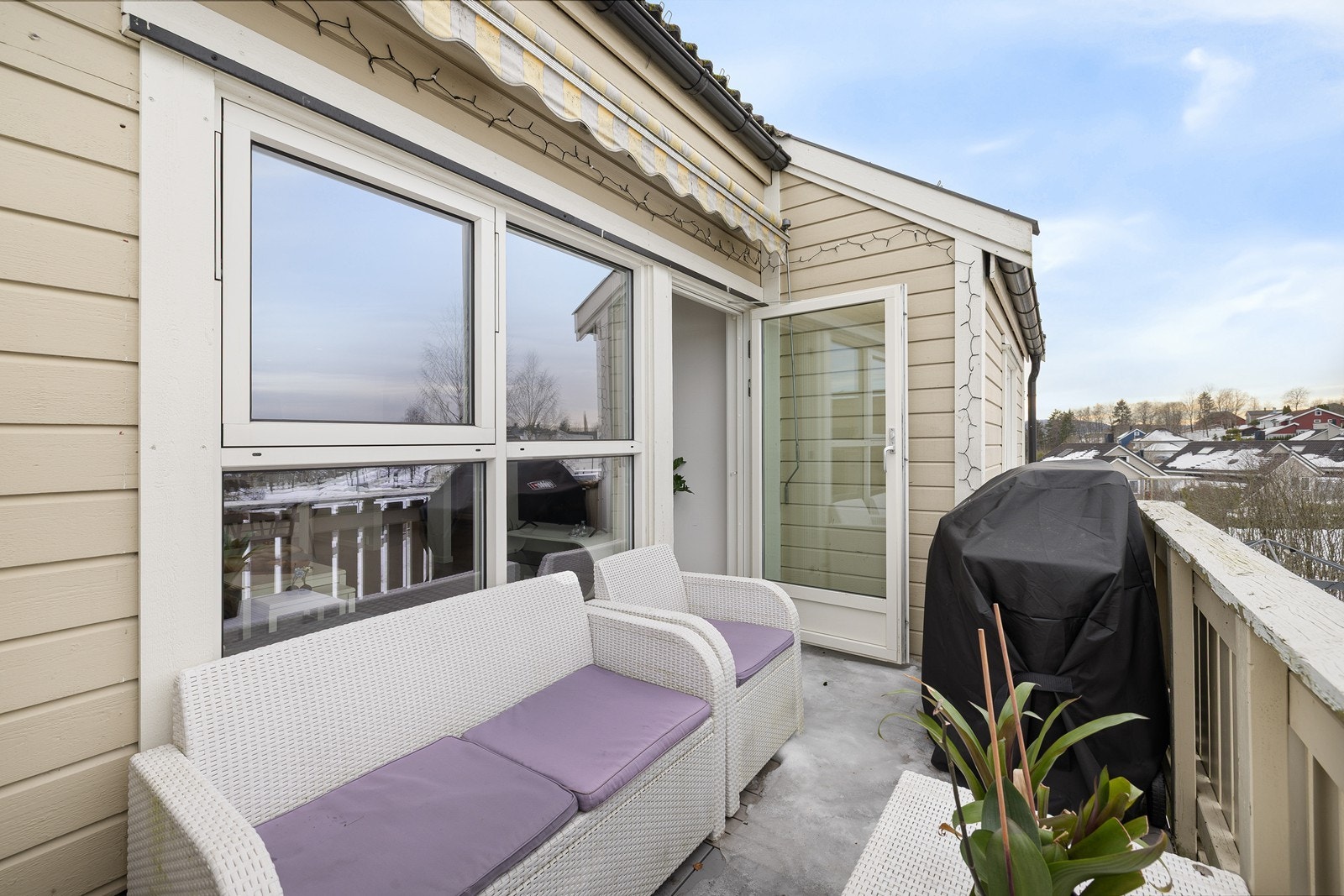 Fra stuen er det direkte utgang til en herlig, vestvendt balkong som fungerer som en naturlig forlengelse av boligen i sommerhalvåret. Galleribilde