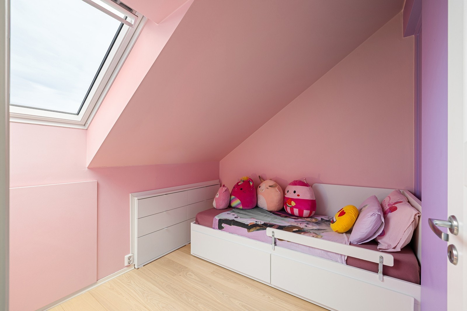 Soverom nummer 3 - Husk: Er du ikke like glad i rosa som dagens eier, kan du fint male rommene i andre toner. Galleribilde