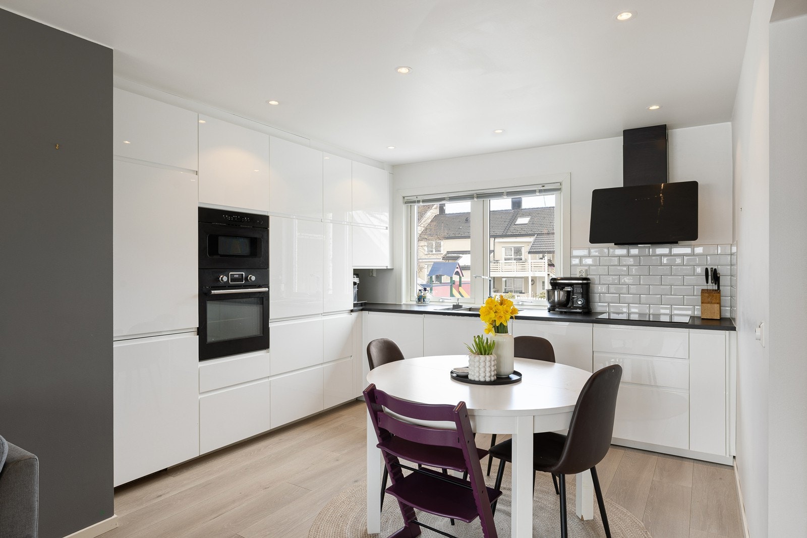 Et vindu over arbeidsflaten slipper inn herlig morgensol og gir utsikt til lekeplassen, slik at du kan følge med på barna mens middagen tilberedes. I tilknytning til kjøkkenet er det også god plass til et spisebord. Galleribilde