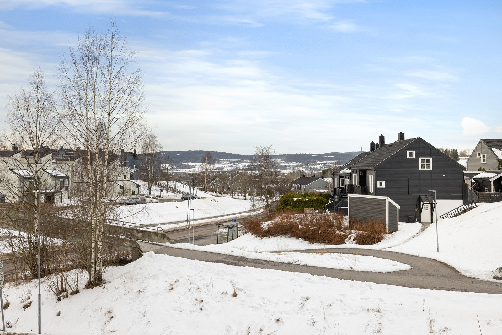 Pendlerhverdagen er svært effektiv med nærmeste bussholdeplass "Holt senter" rett utenfor døren. Herfra har du hyppige avganger, inkludert direktebuss (linje 400) som tar deg til Bjørvika i Oslo på under 30 minutter. Galleribilde