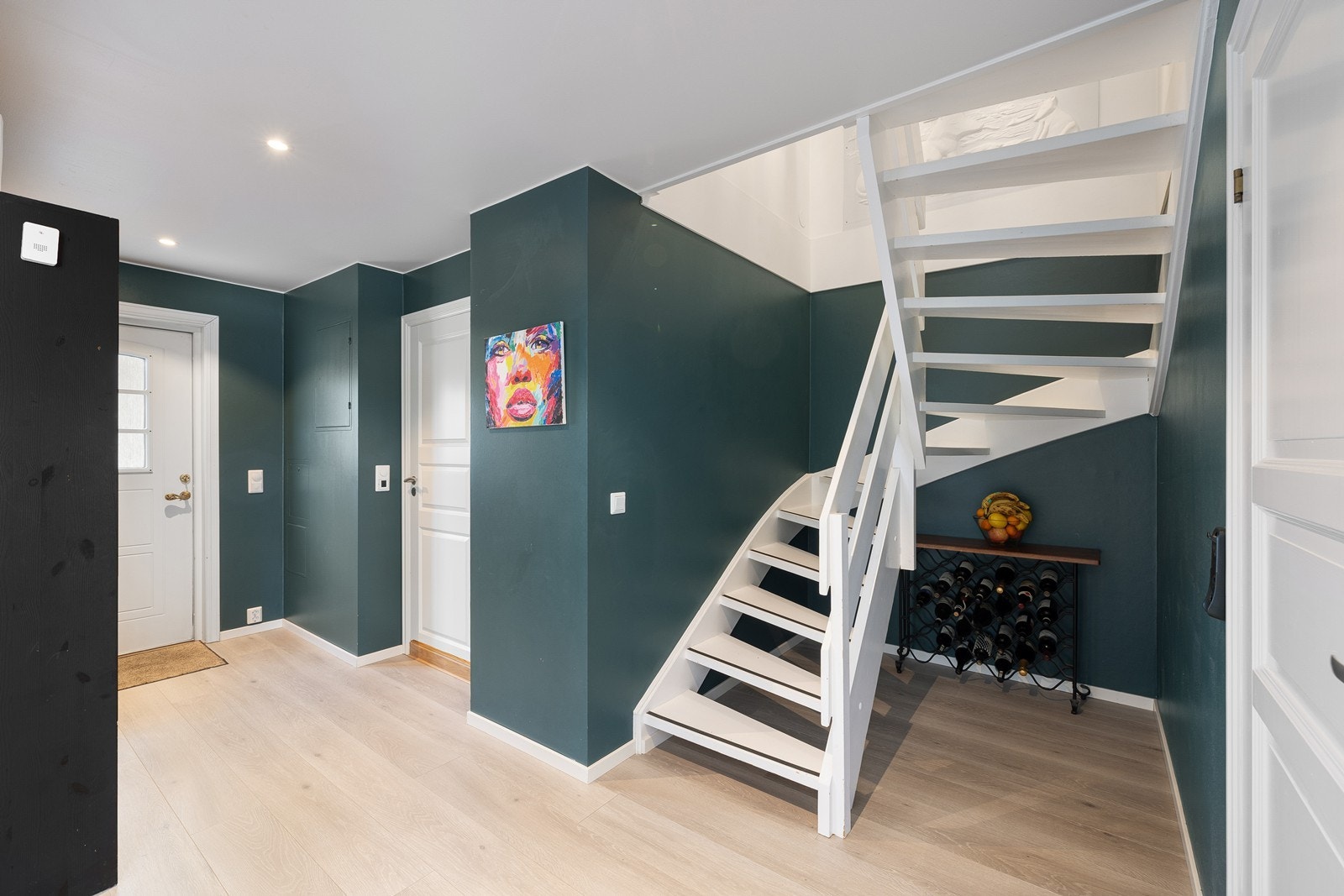 Entreen er praktisk utstyrt med plassbebygd oppbevaringsløsning for yttertøy, og har direkte tilgang til badet i hovedetasjen. Galleribilde