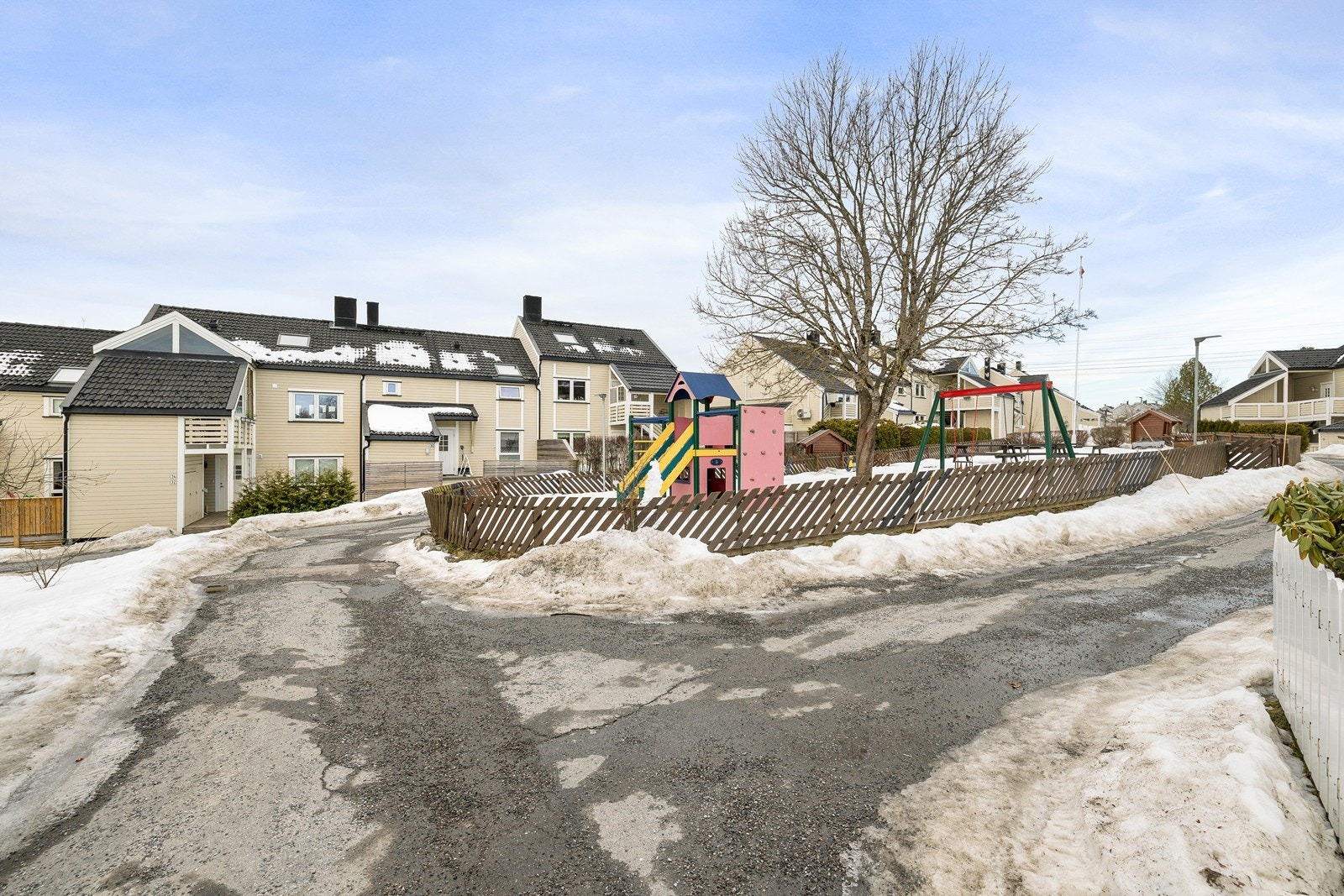 Her bor du i et veletablert og rolig nabolag på Holt Vestvollen, der gatene er preget av trygge boforhold og et inkluderende miljø. Galleribilde