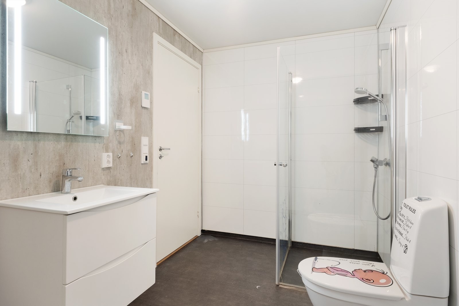 Badet er utstyrt med baderomsinnreiing med nedfelt servant, dusjhjørne og toalett. Galleribilde