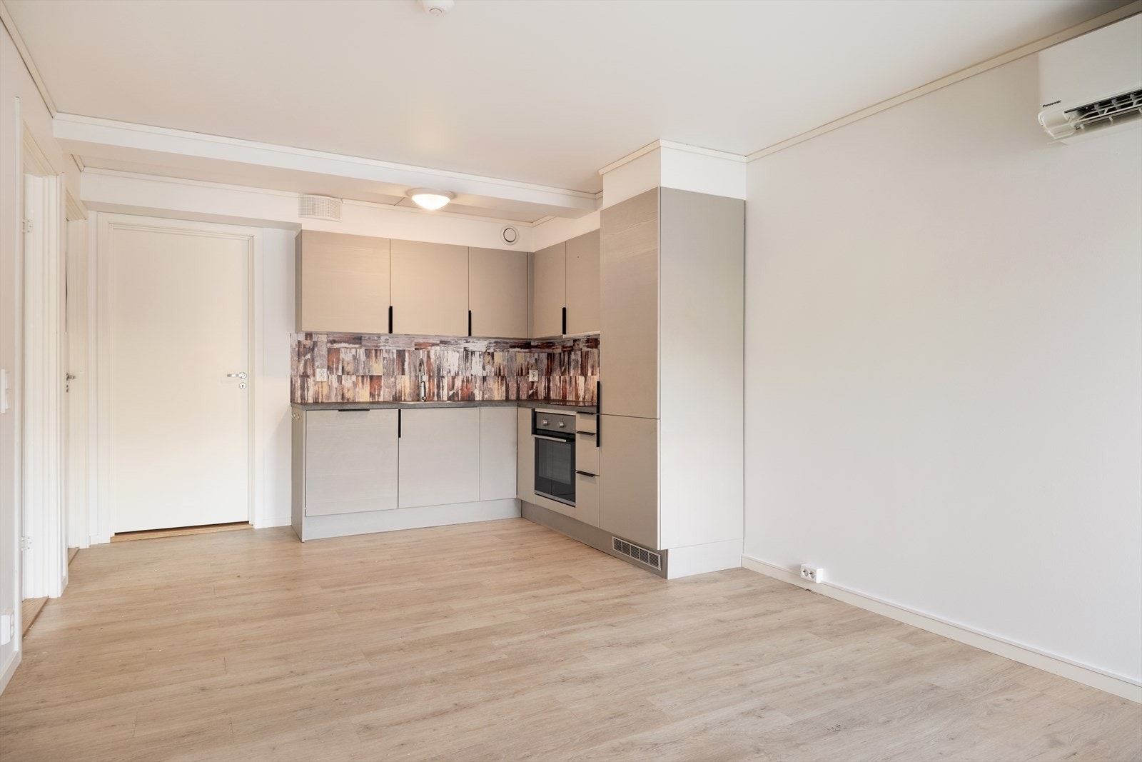 Det er plass til sittegruppe og eit lite spisebord i opphaldsrommet. Galleribilde
