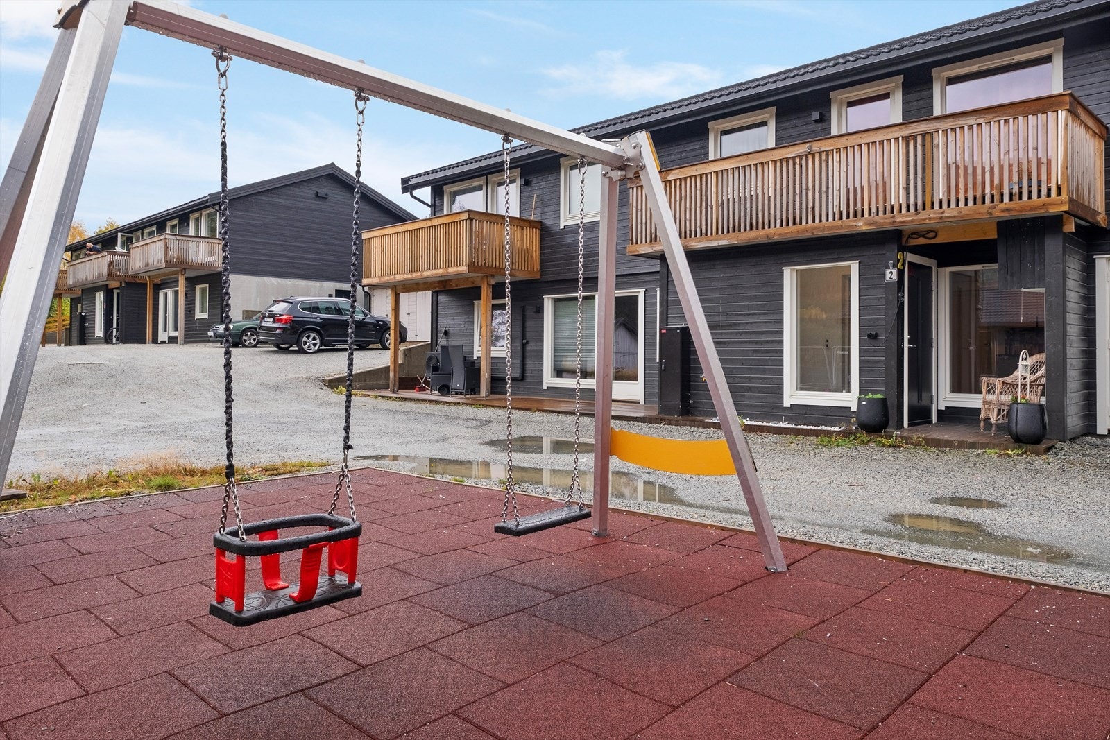 Fellesområdet er blant anna opparbeida med ein liten leikeplass. Galleribilde