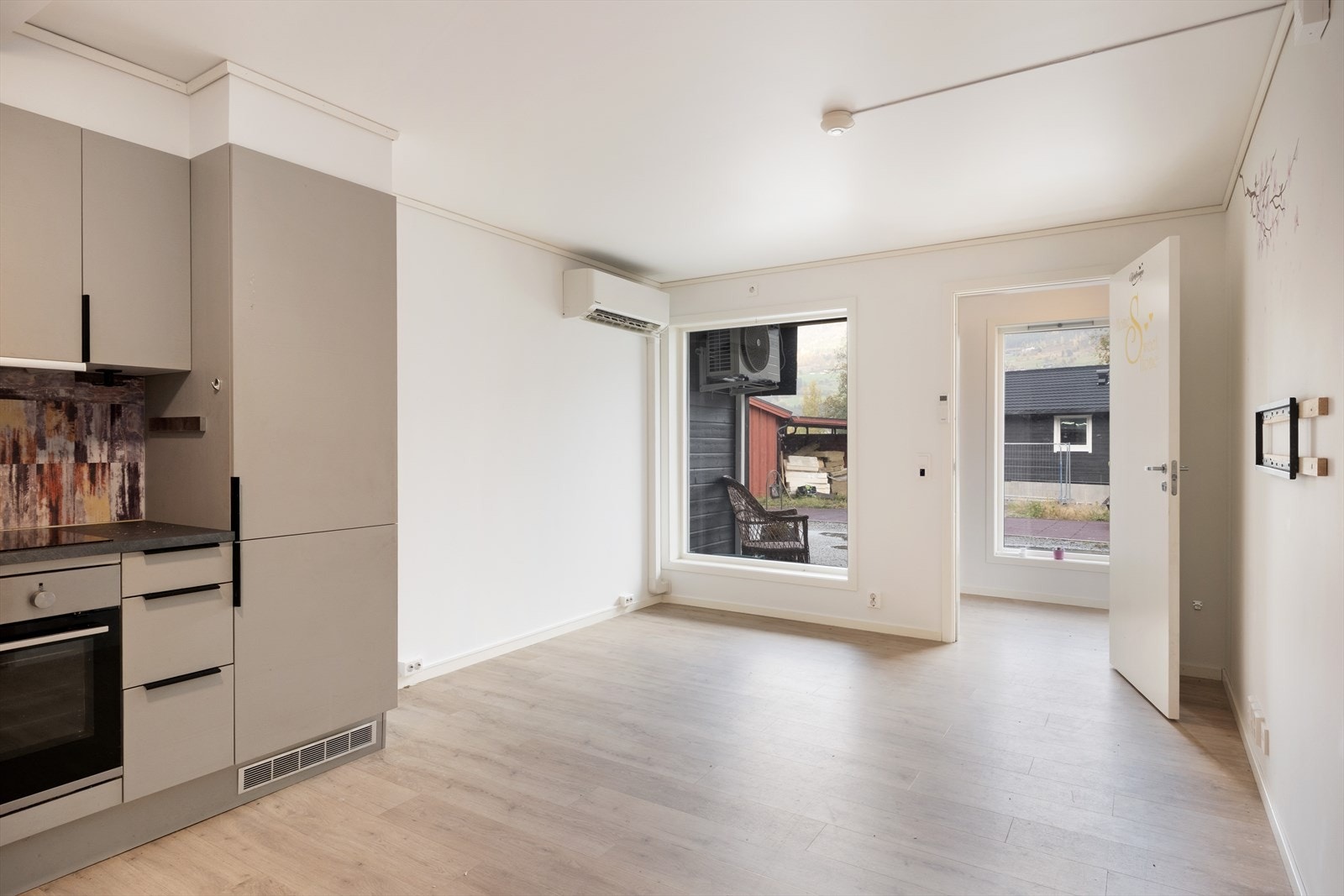 Stove og kjøkken er i open og sosial løysing. Det er montert varmepumpe. Galleribilde