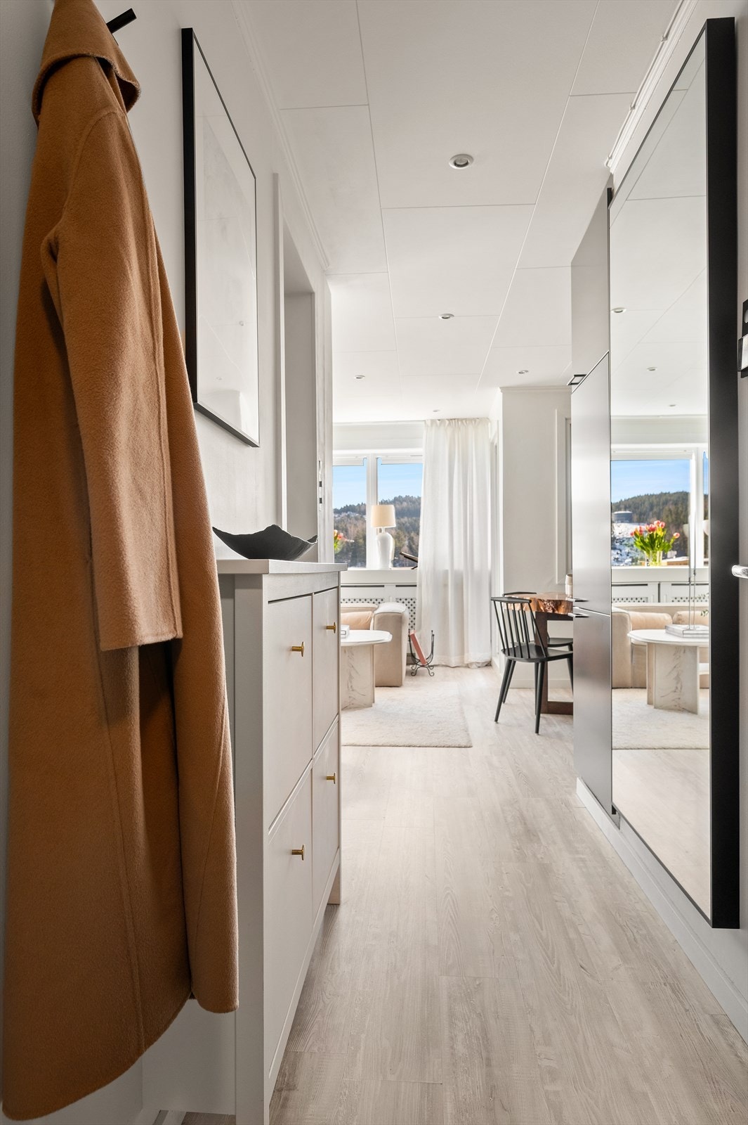 Mellomgang med skoskap og plass til å henge av seg Galleribilde