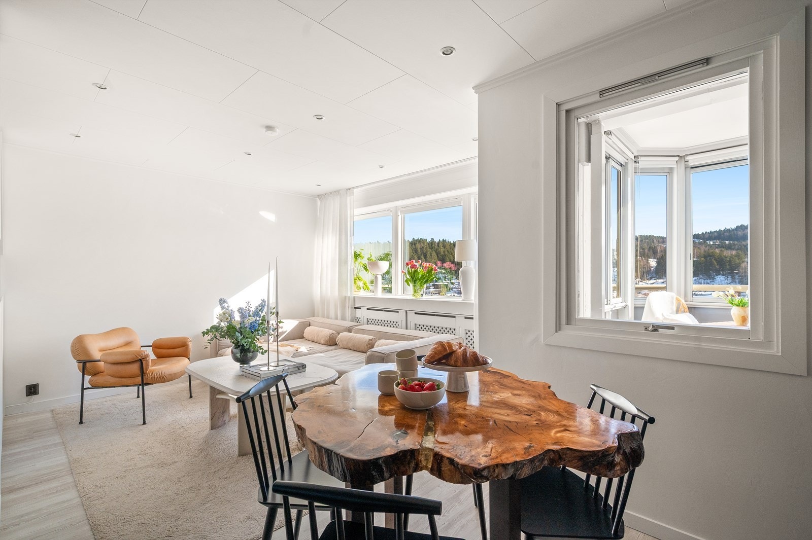 Leiligheten har nytt gulv fra 2021 og har ellers lysmalte vegger og downlights i himling. Galleribilde