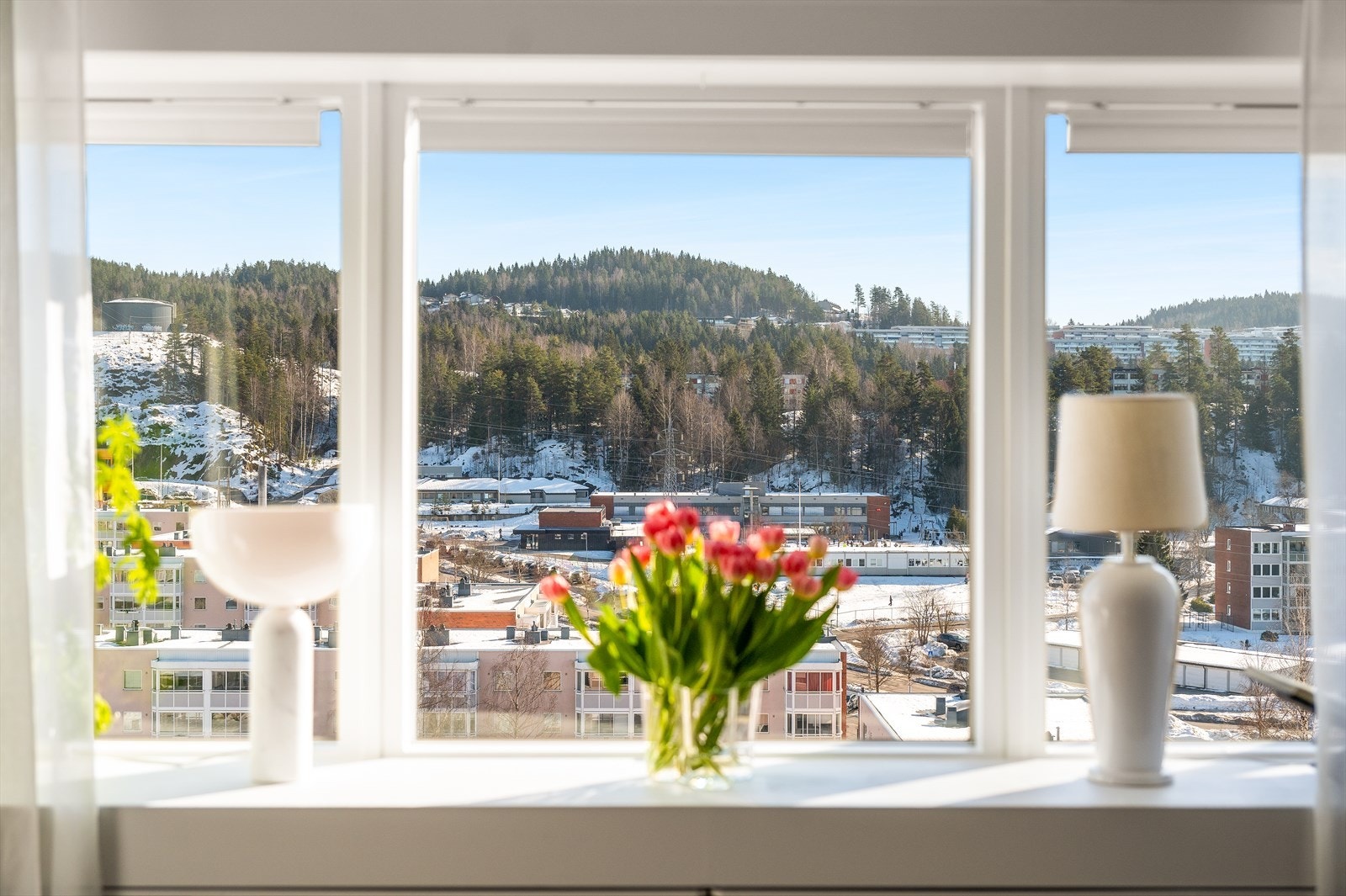 Innebygd radiatorskjuler og utvidet vinduskarm i stue for bedre plass Galleribilde