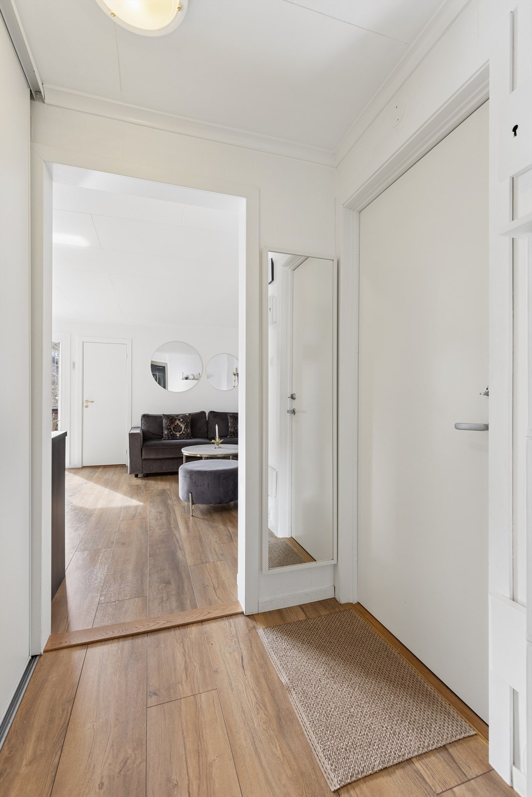 Skyvedører i entrè for yttertøy og sko. Galleribilde