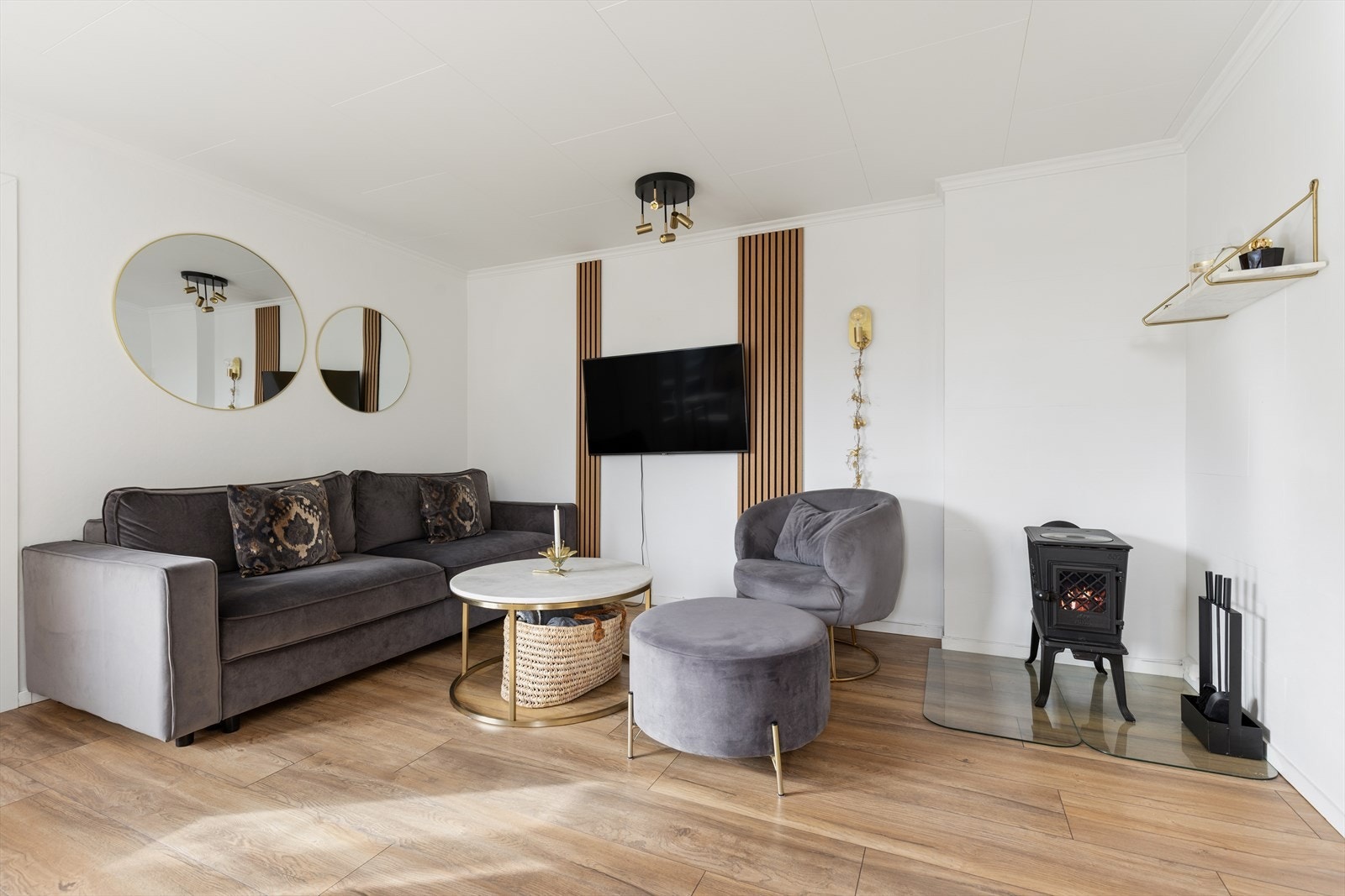 I stuen har men en peis som gir en lun og god varme på kalde dager. Galleribilde