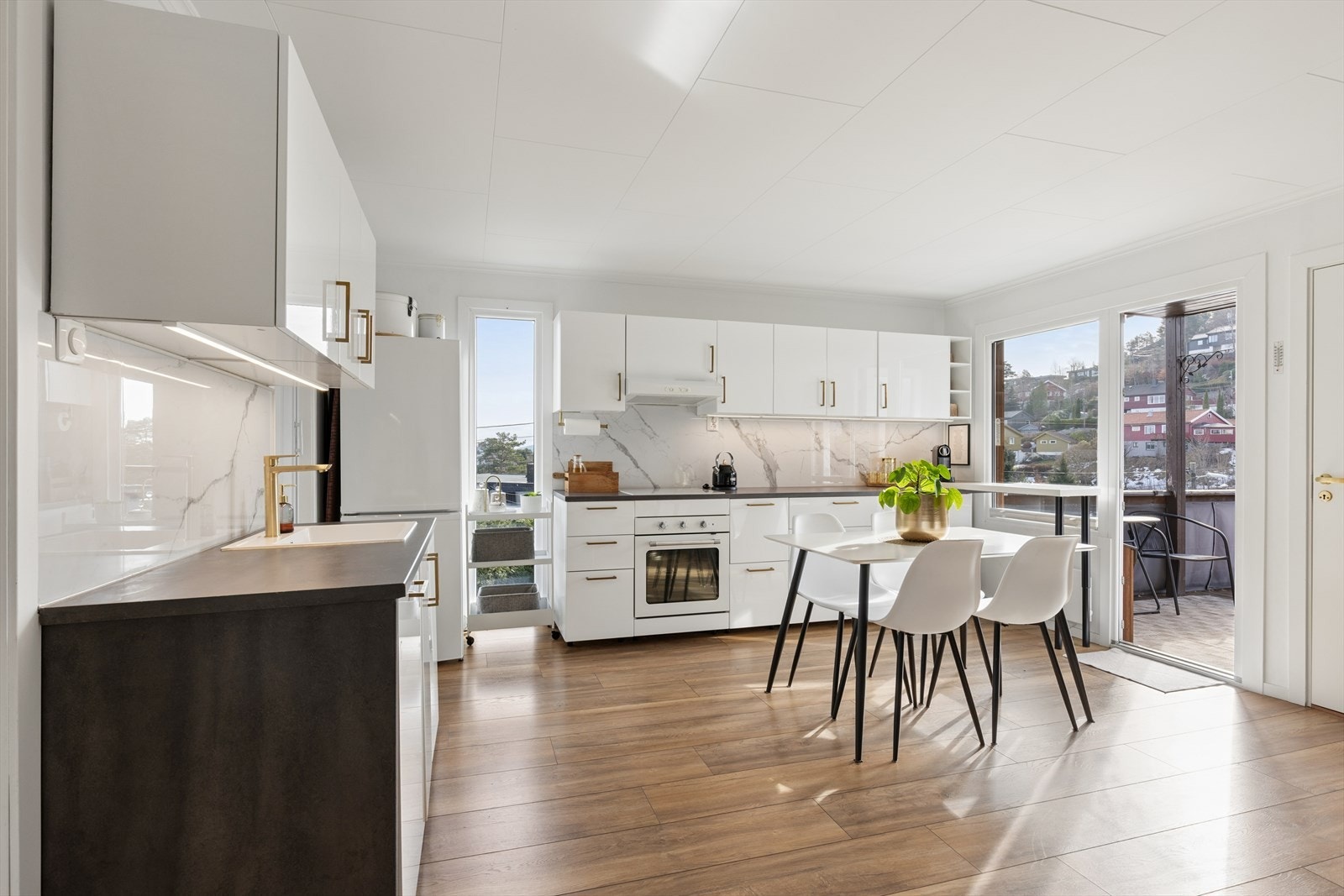 Fra stuen er det utgang til egen solrik balkong. Galleribilde