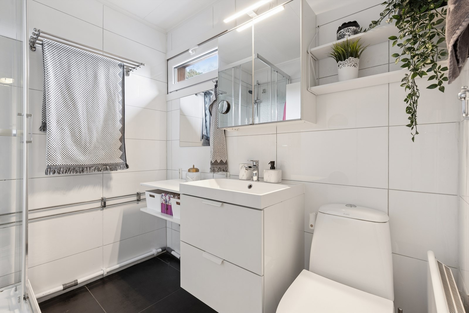 Et lite vindu gir litt naturlig lys inn i rommet Galleribilde