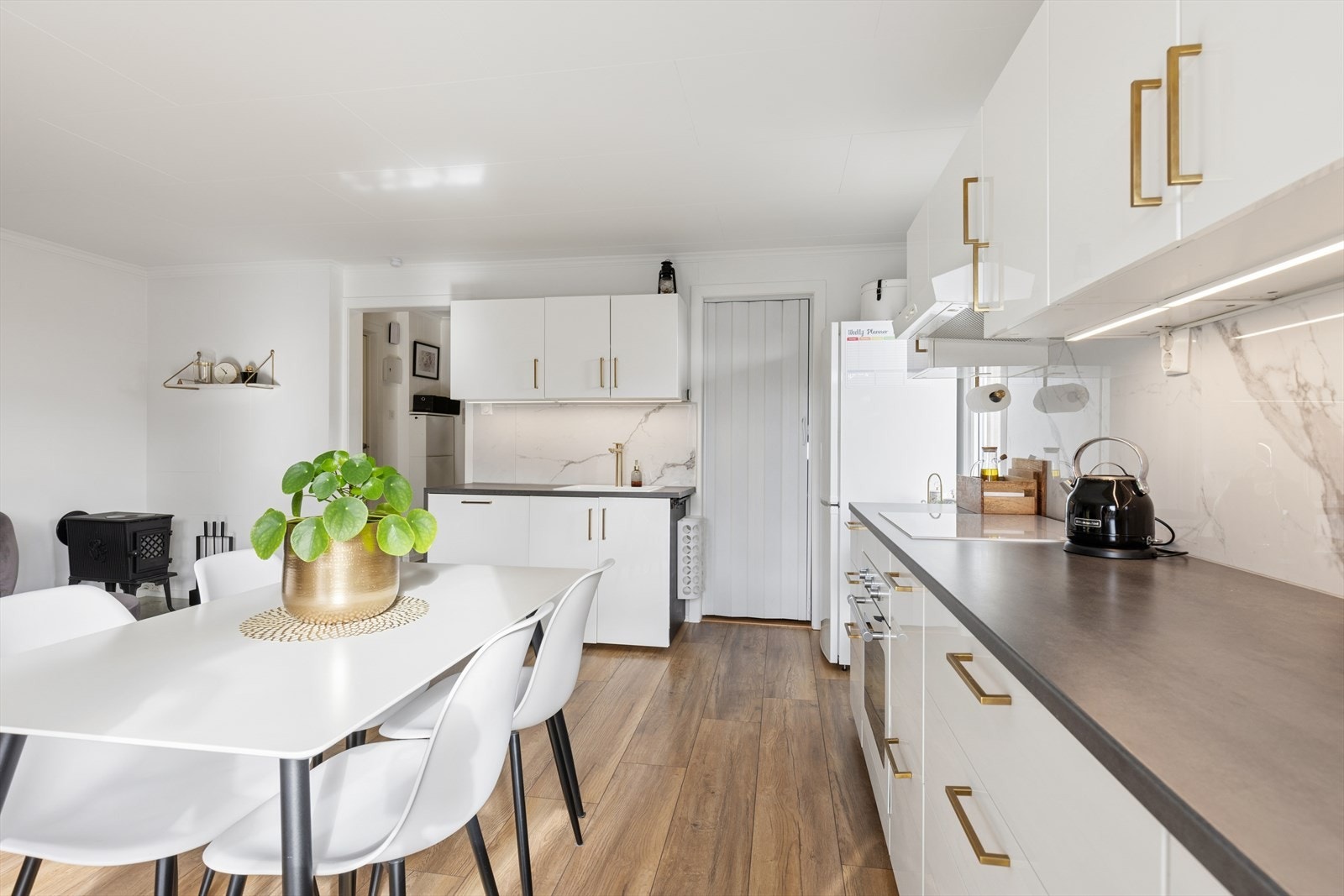 Kjøkkenet er flyttet ut i stuen og der kjøkkenet opprinnelig var benyttes i dag som soverom. Galleribilde