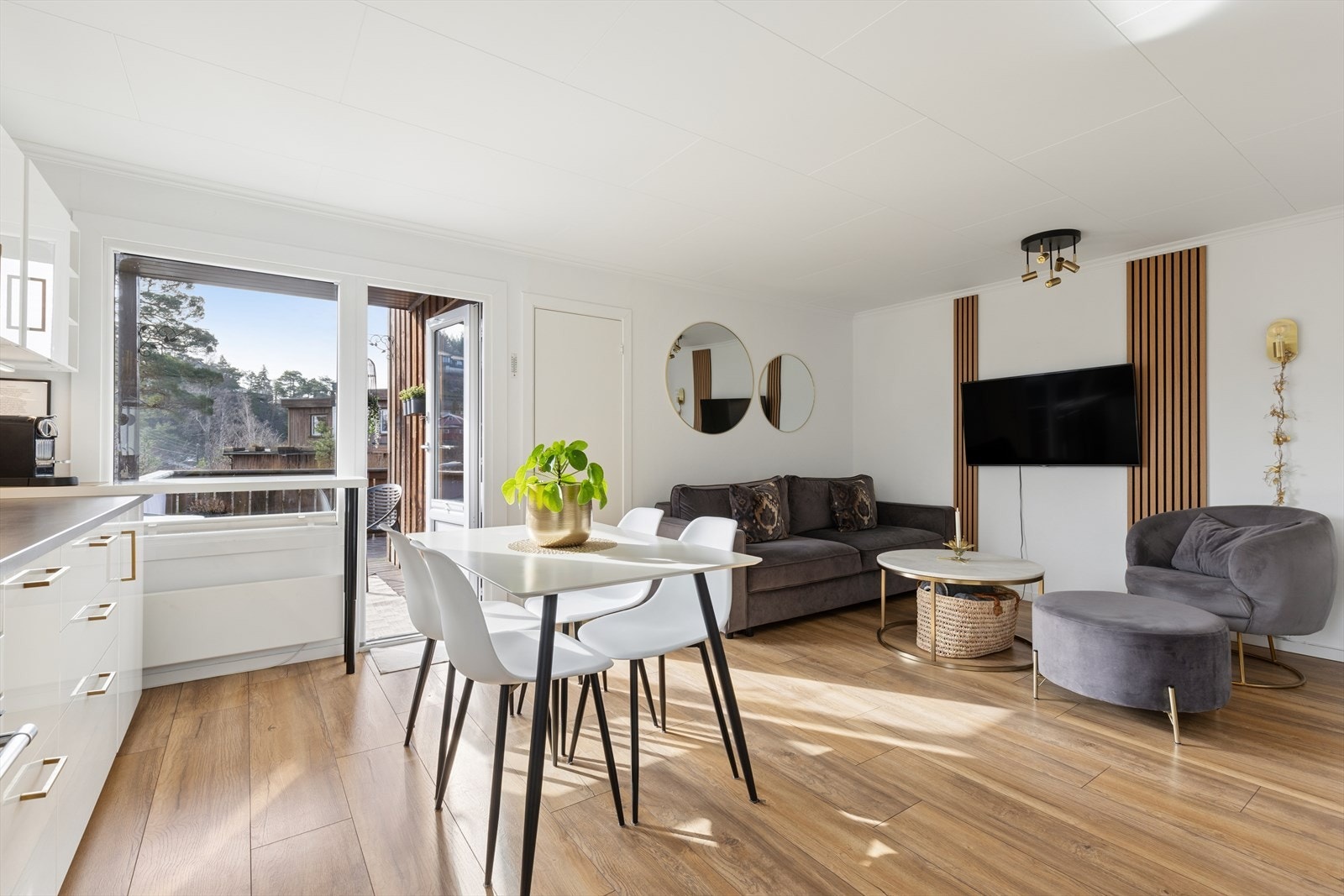 Stuen er enkel å møblere med sofagruppe og spisebord. Galleribilde