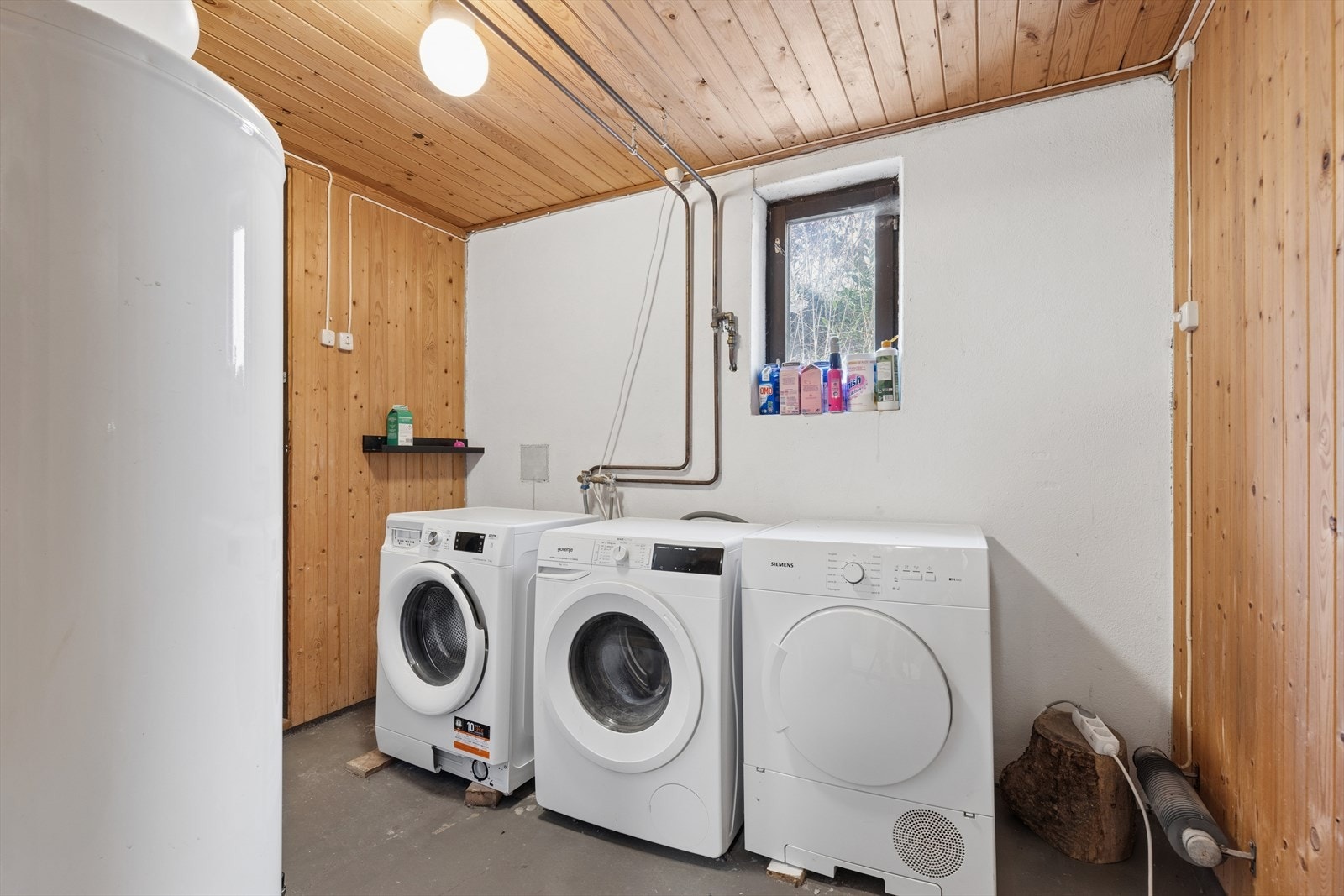 Felles vaskekjeller med egen vaskemaskin. Galleribilde