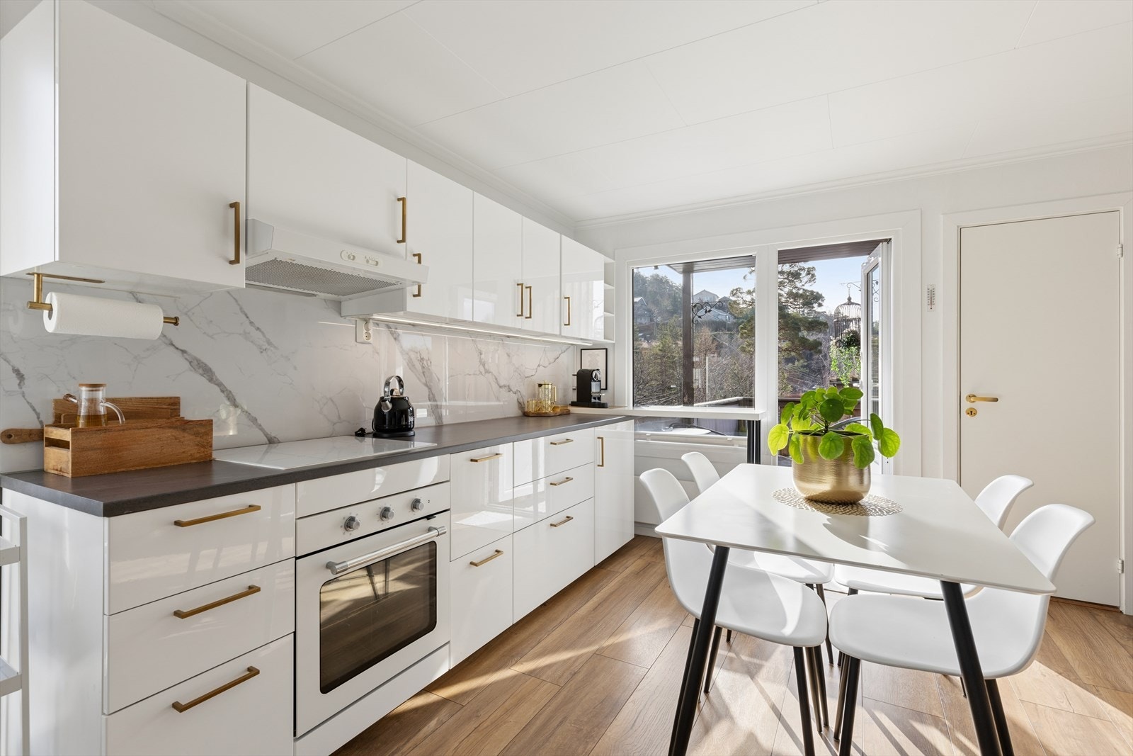 God med skapplass på kjøkkenet. Galleribilde