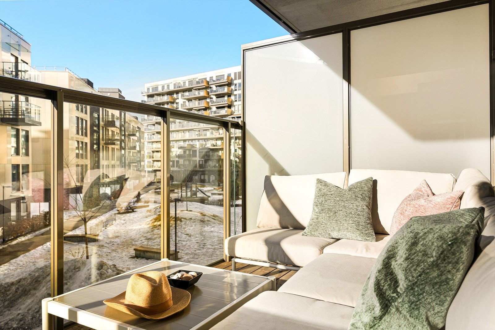 Balkongen oppleves som en naturlig forlengelse av stuen i vår- og sommerhalvåret, og byr på gode solforhold på ettermiddag og kveld. Galleribilde