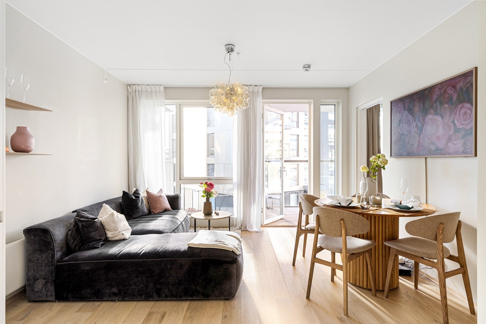 Planløsningen åpner opp for flere møbleringsmuligheter med god plass til sofagruppe, TV-møbler og spisebord med tilhørende stoler. Galleribilde