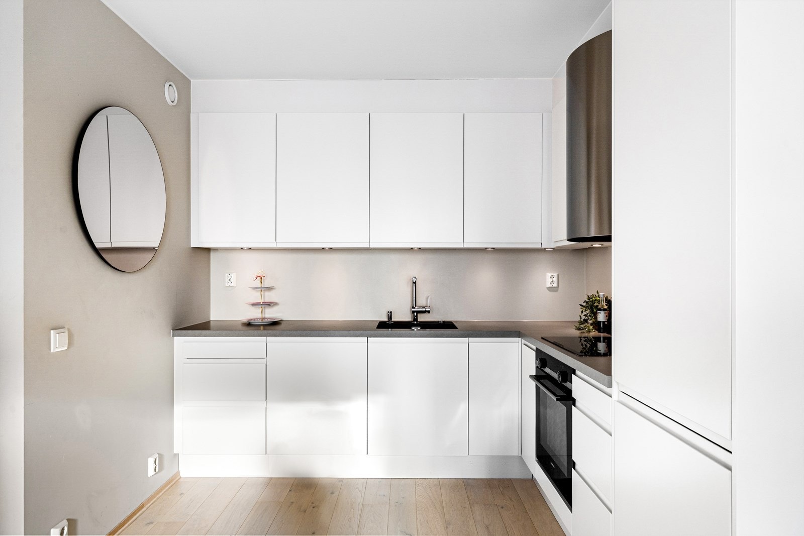 Innredning med glatte fronter, laminert benkeplate og oppvaskkum med ettgreps blandebatteri. Galleribilde