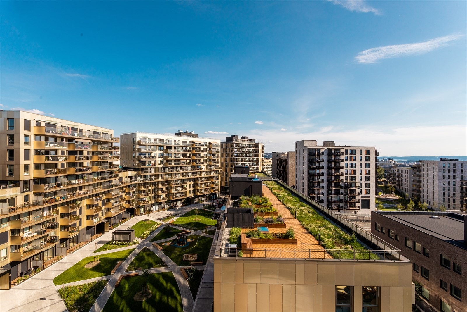 Nyegaardskvartalet har hele 5 felles takterrasser tilgjengelig for beboerne, som gir flotte uteområder for avslapning og sosiale sammenkomster med vakre utsikter. Galleribilde