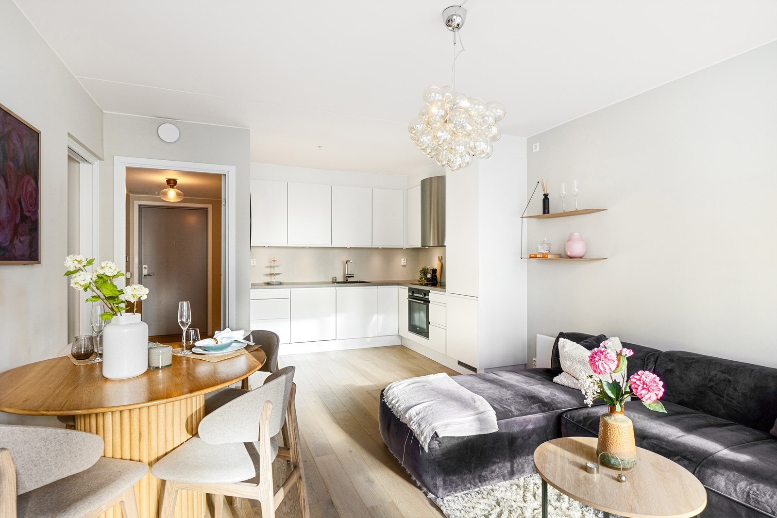 Med balansert ventilasjon og varmegjenvinning sikres et komfortabelt inneklima samtidig som strømforbruket reduseres. Galleribilde