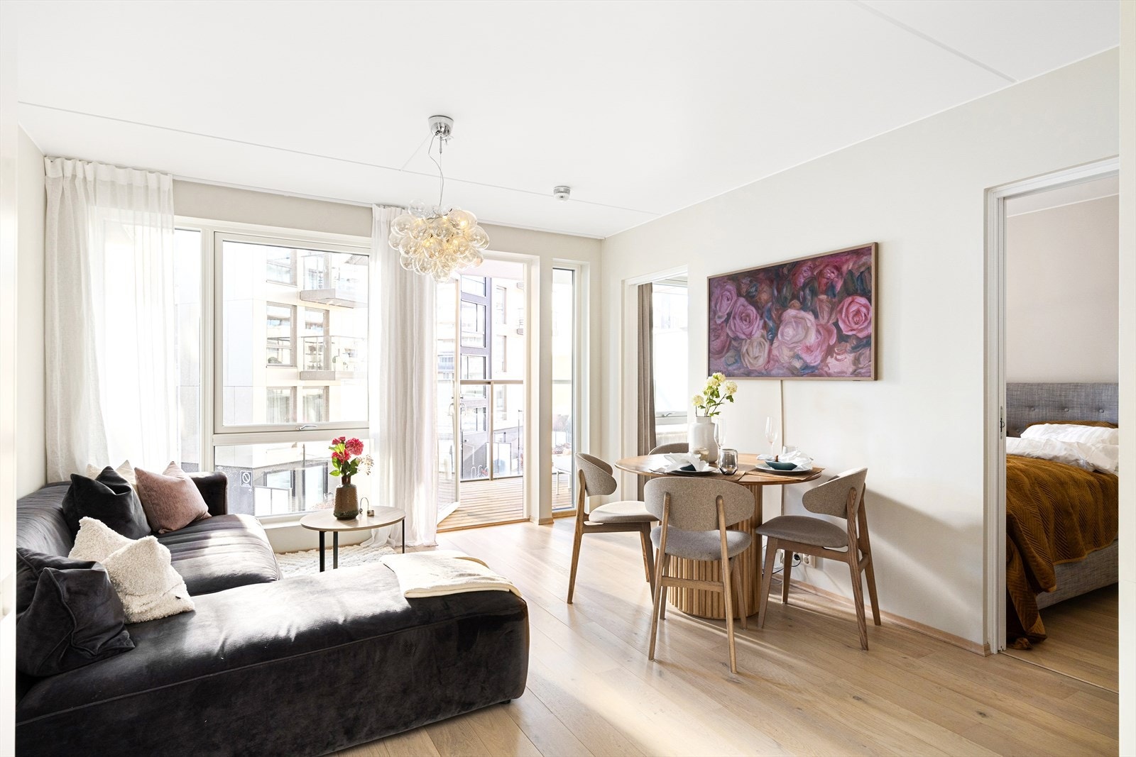 Stuen er lys og luftig med store vindusflater som sørger for rikelig med innslipp av naturlig lys. Galleribilde