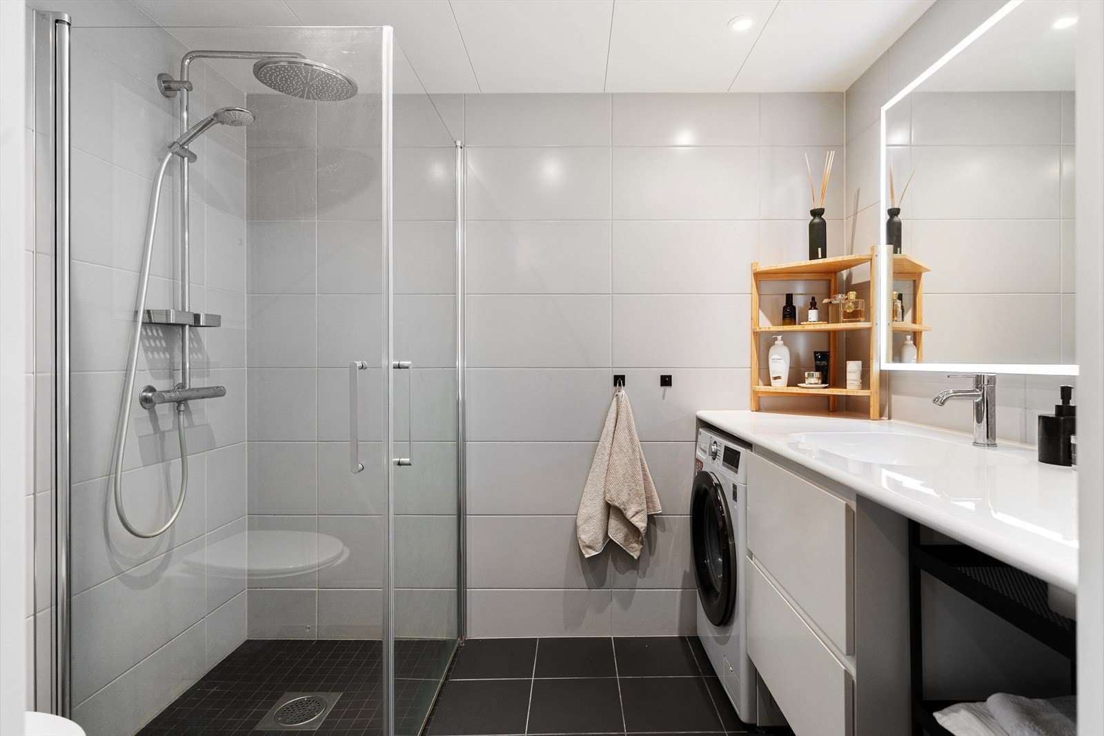 Lekkert, flislagt baderom med gulvvarme og downlights i himlingen. Galleribilde