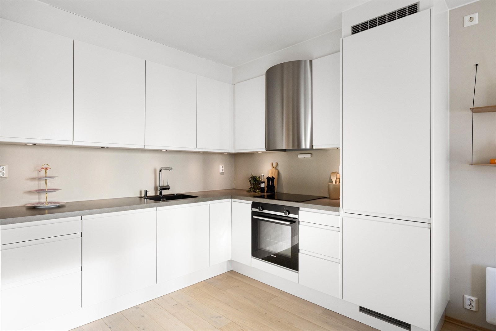 Kjøkkenet er utstyrt med integrert stekeovn, platetopp, kombiskap og oppvaskmaskin. Galleribilde