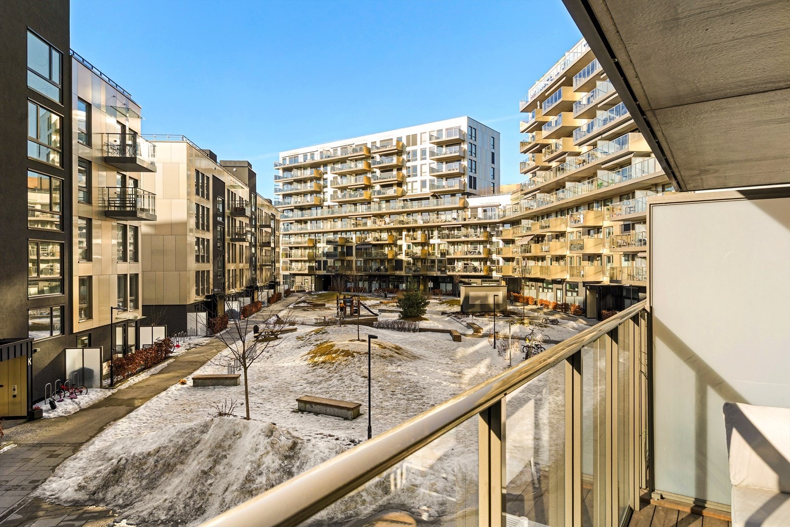 Balkongen vender ut mot rolig gårdsrom. Galleribilde