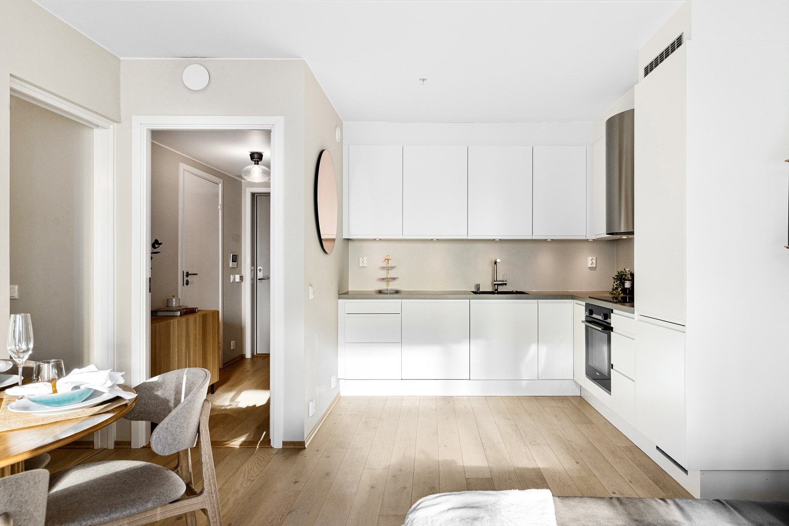 Stilrent Sigdal-kjøkken med god skap- og benkeplass, i åpen løsning mot stuen. Galleribilde