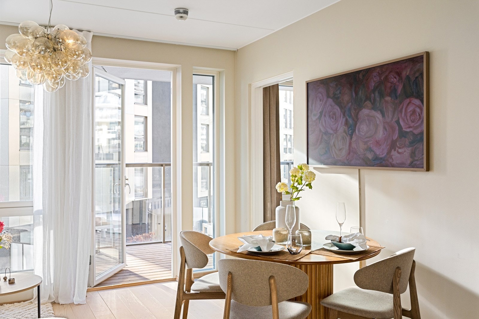 Gulvet er belagt med flott parkett, og overflatene er malt i delikate og moderne fargetoner. Galleribilde