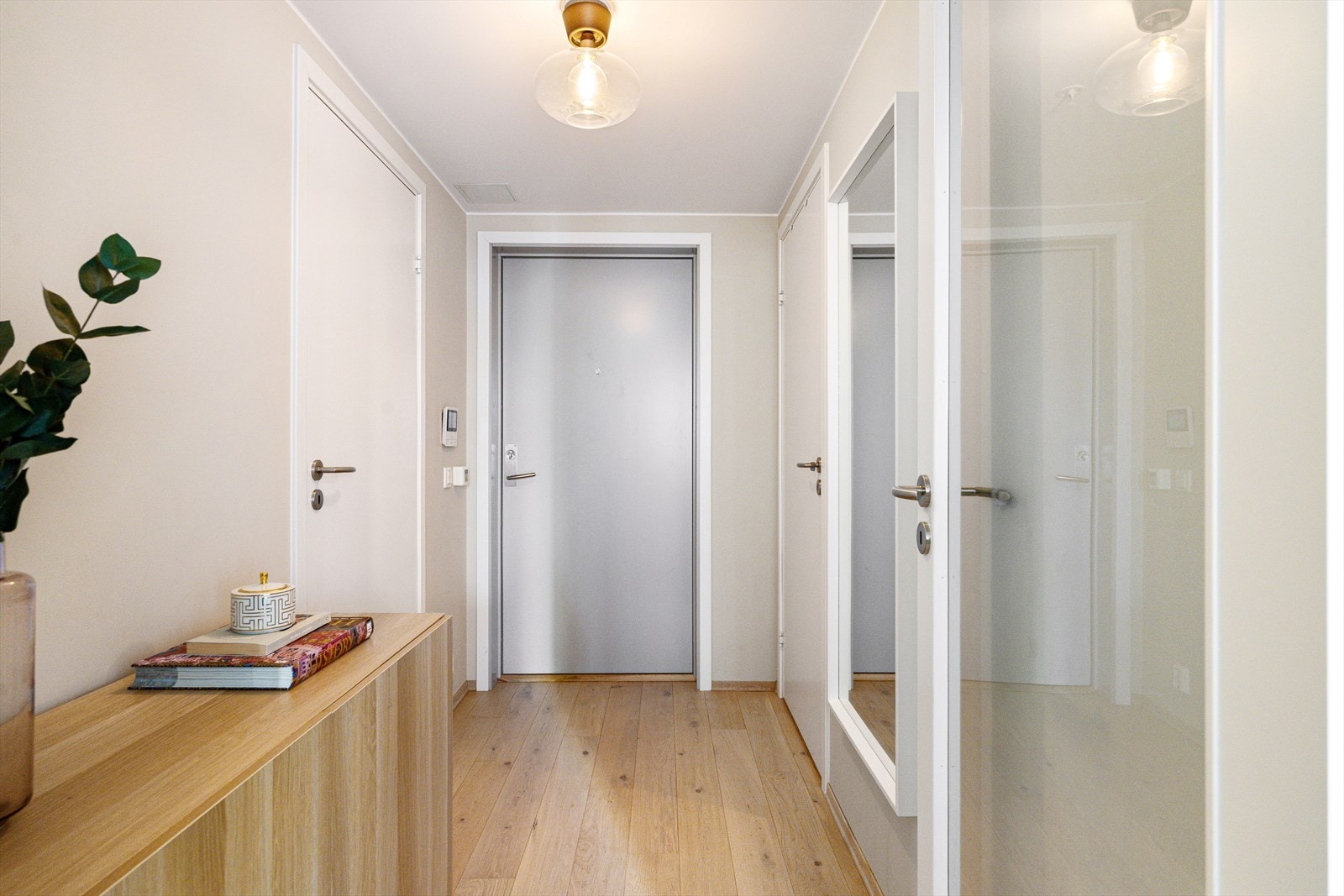 Leiligheten har en innbydende entré som gir et godt førsteinntrykk. Galleribilde