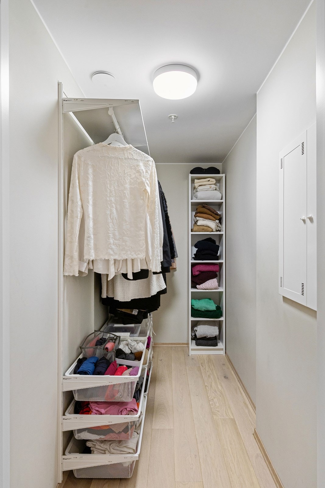 Fra inngangsdøren er det adkomst til en praktisk innvendig bod på venstre side, med god plass til klær, sko og annet utstyr. Galleribilde