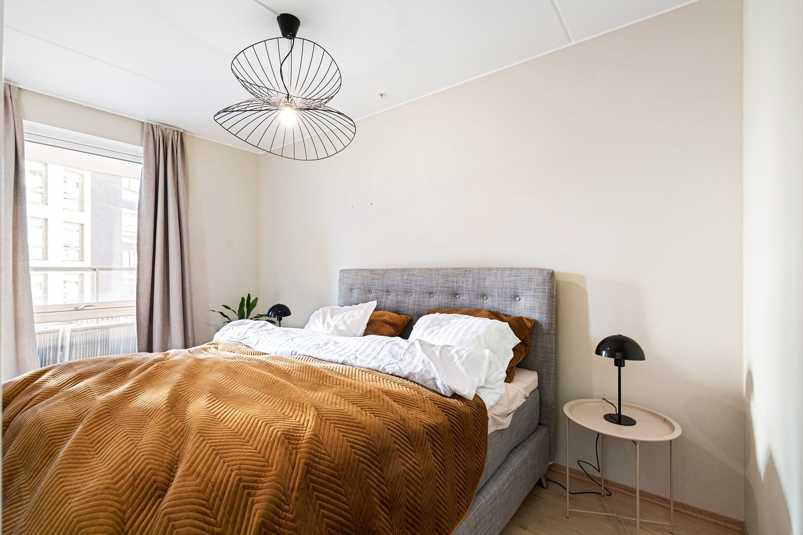 De lune fargevalgene på veggene, sammen med store vindusflater, skaper en lys og behagelig atmosfære. Galleribilde