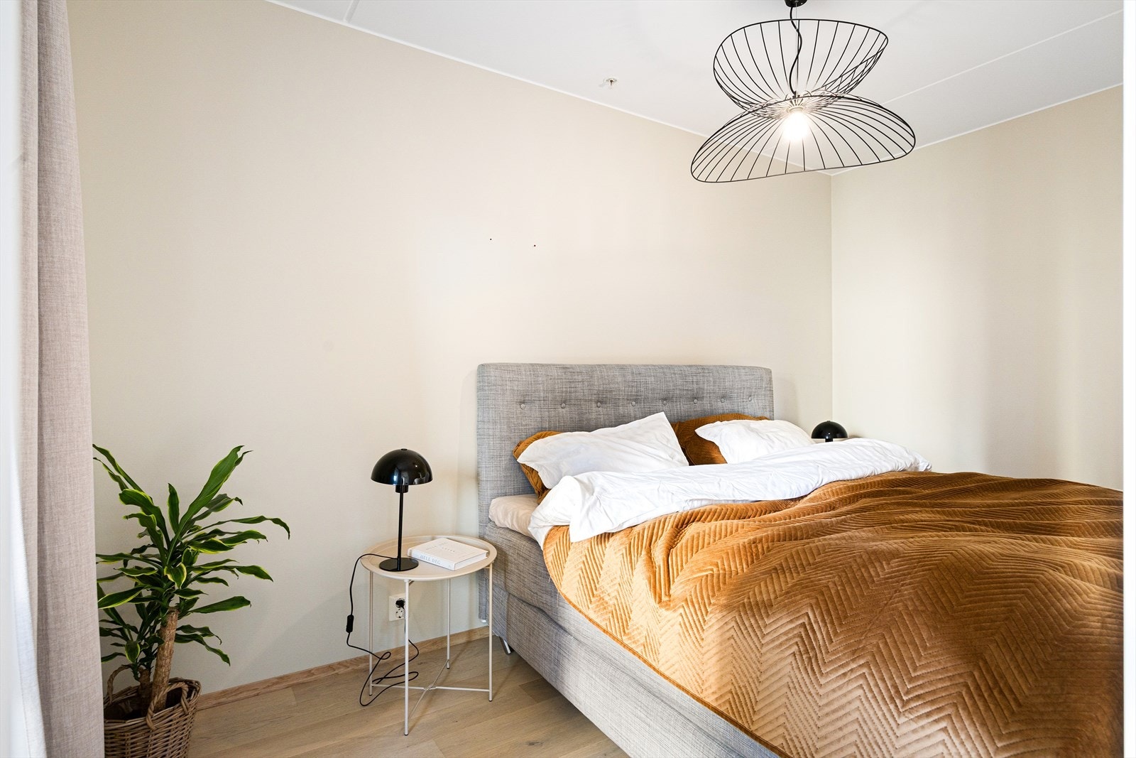 Soverommet er romslig, med plass til dobbeltseng, nattbord og tilhørende møbler. Galleribilde