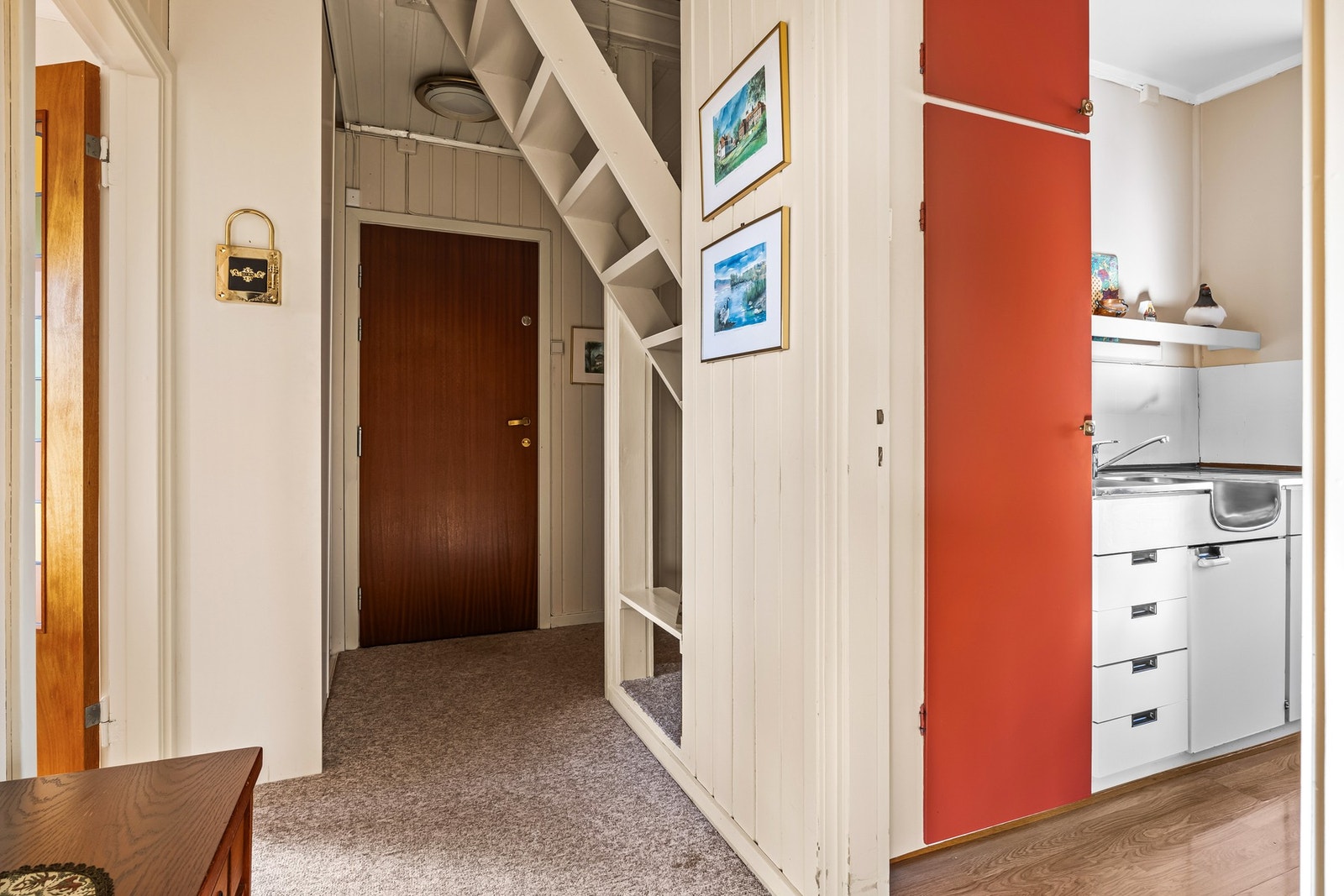 Entreen er innredet med skyvedørsgarderobe, som gir lagringsmuligheter for klær og sko. Galleribilde