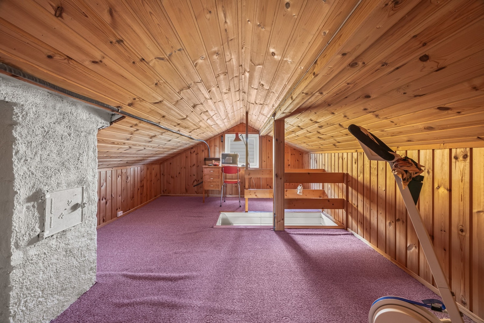 Deler av loftet er isolert. Loftet har ikke måleverdig areal grunnet takhøyden (170 cm på det høyeste). Galleribilde