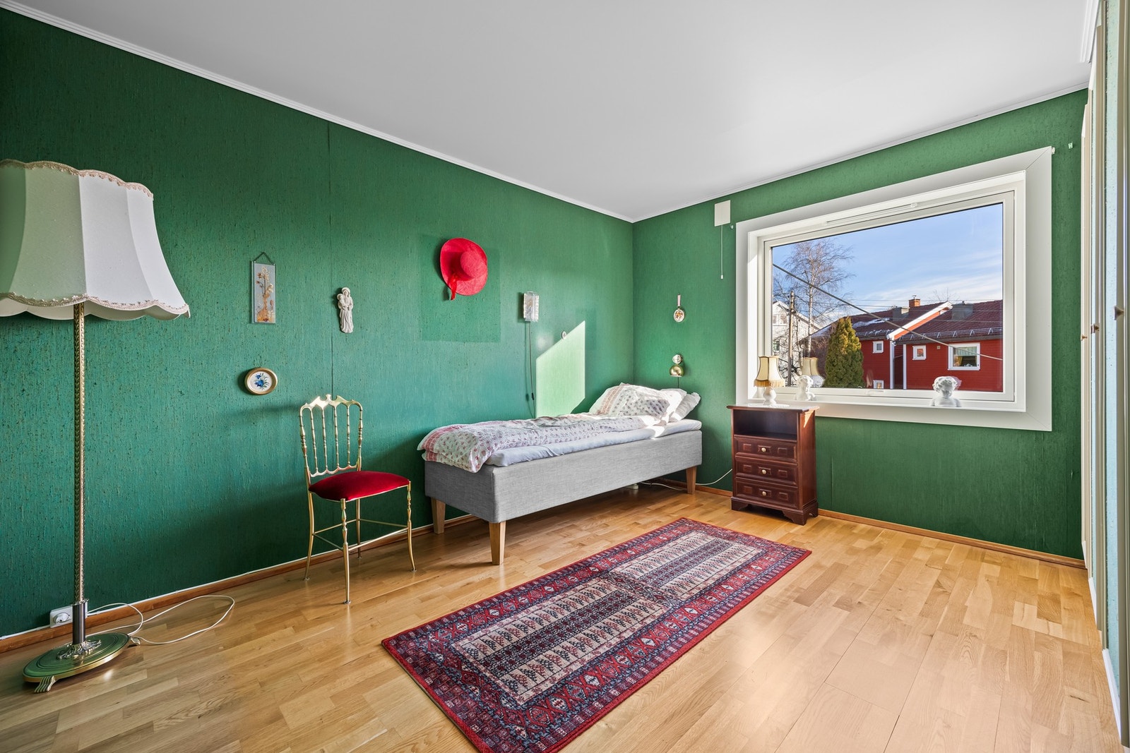 Stort soverom, som har god plass til dobbeltseng med tilhørende nattbord. Galleribilde