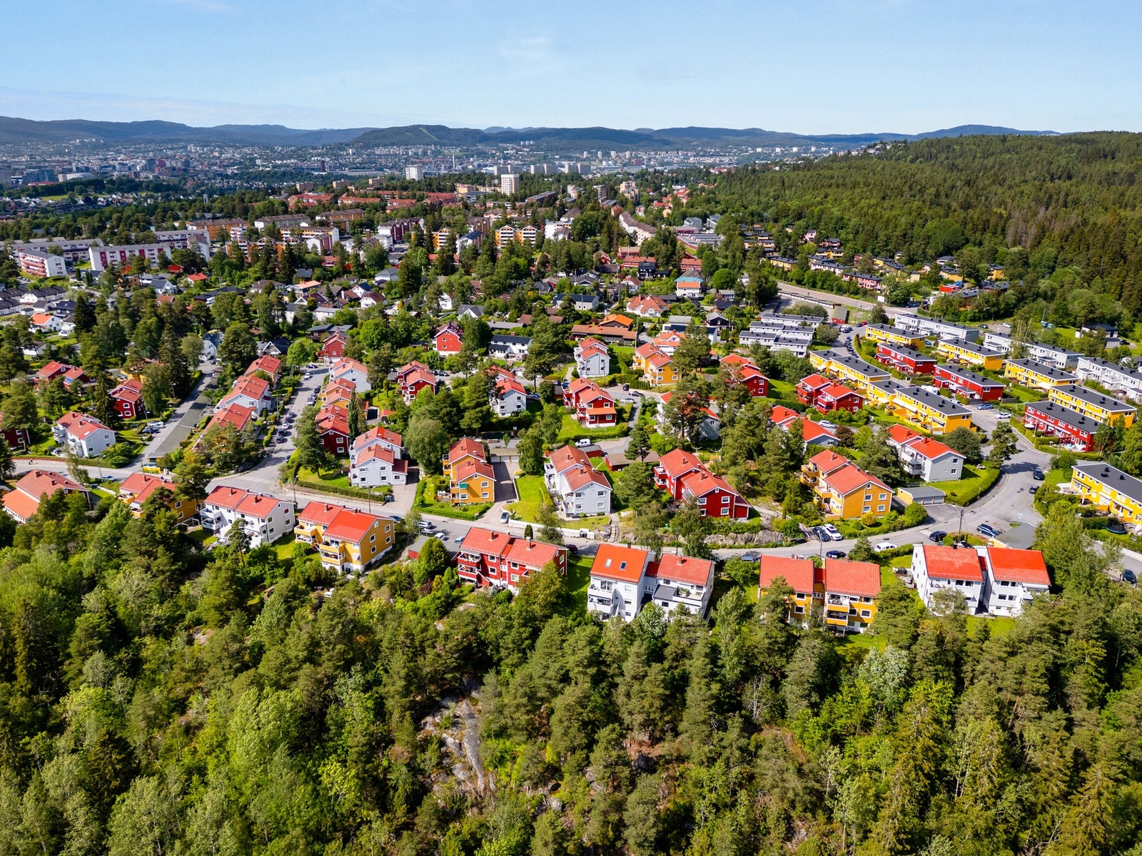 Eftasåsen 14 ligger i et særdeles barnevennlig og attraktivt område, med nærhet til barnehager, skole og idrettsanlegg. Flotte turmuligheter rett i nærheten. Galleribilde