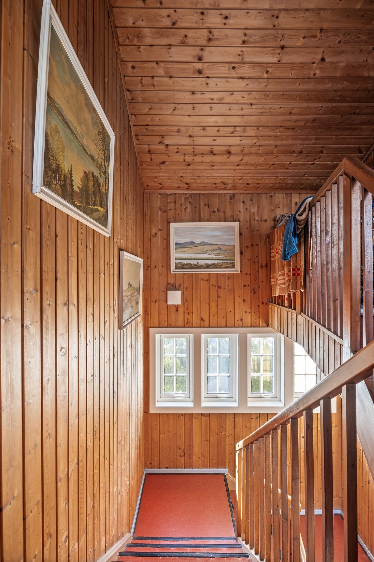 Leiligheten har adkomst til 2.etasje, via felles trappegang. Galleribilde