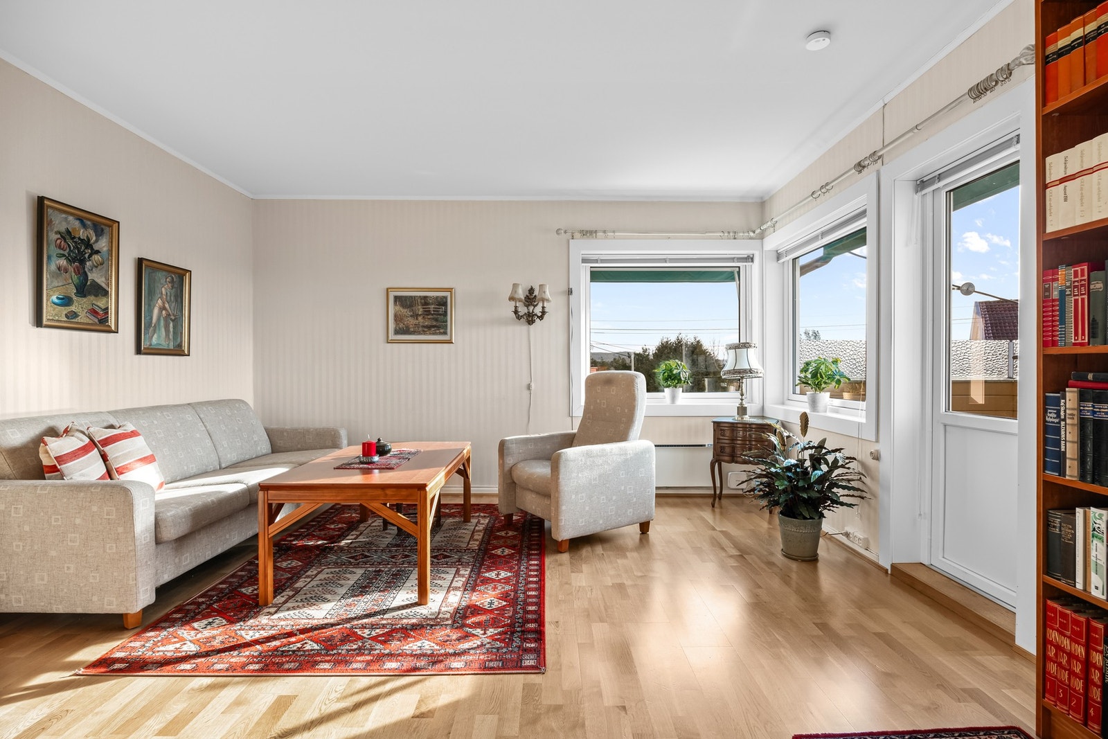 Inne i leiligheten har du en romslig stue, med godt naturlig lysinnslipp fra to retninger. Galleribilde