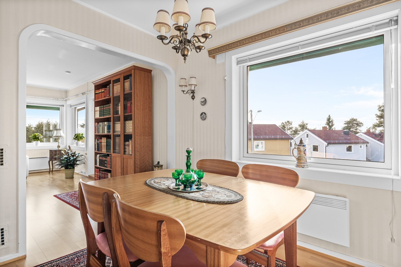 Rommet er lyst og trivelig, og fungerer godt til begge formål. Løsningen kan med enkle grep tilbakestilles til original løsning, om ønskelig. Galleribilde