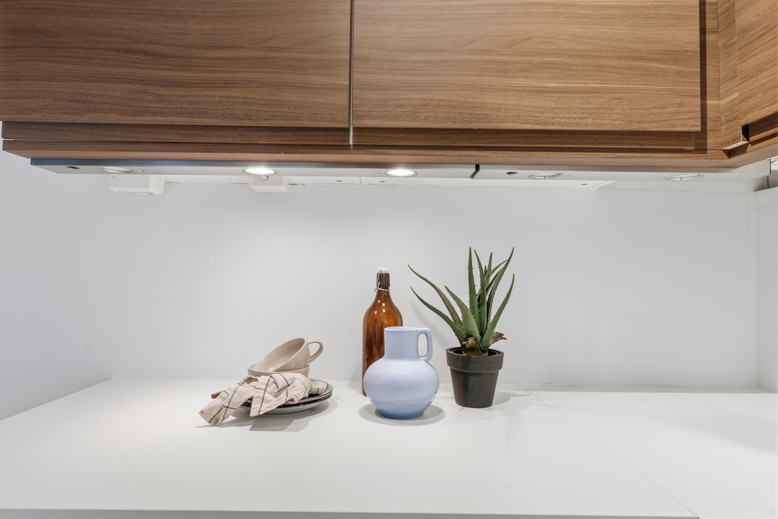 Innredningen er fra 2016 og 2026, og har et moderne preg med glatte fronter og benkeplate i laminat Galleribilde