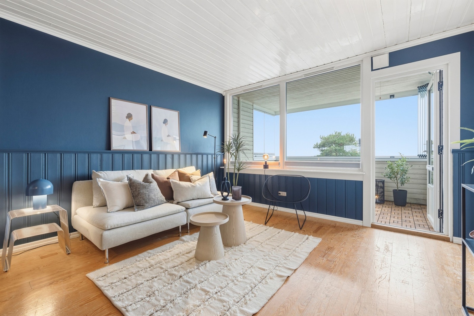 Store vindusflater slipper inn godt med naturlig lys, noe som bidrar til en lys og luftig atmosfære Galleribilde