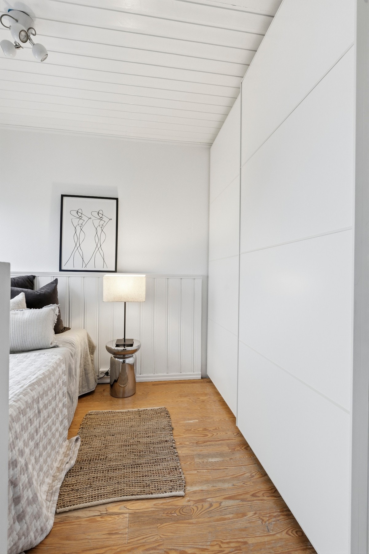 Rommet er utstyrt med et stort garderobeskap som gir praktisk oppbevaringsplass Galleribilde