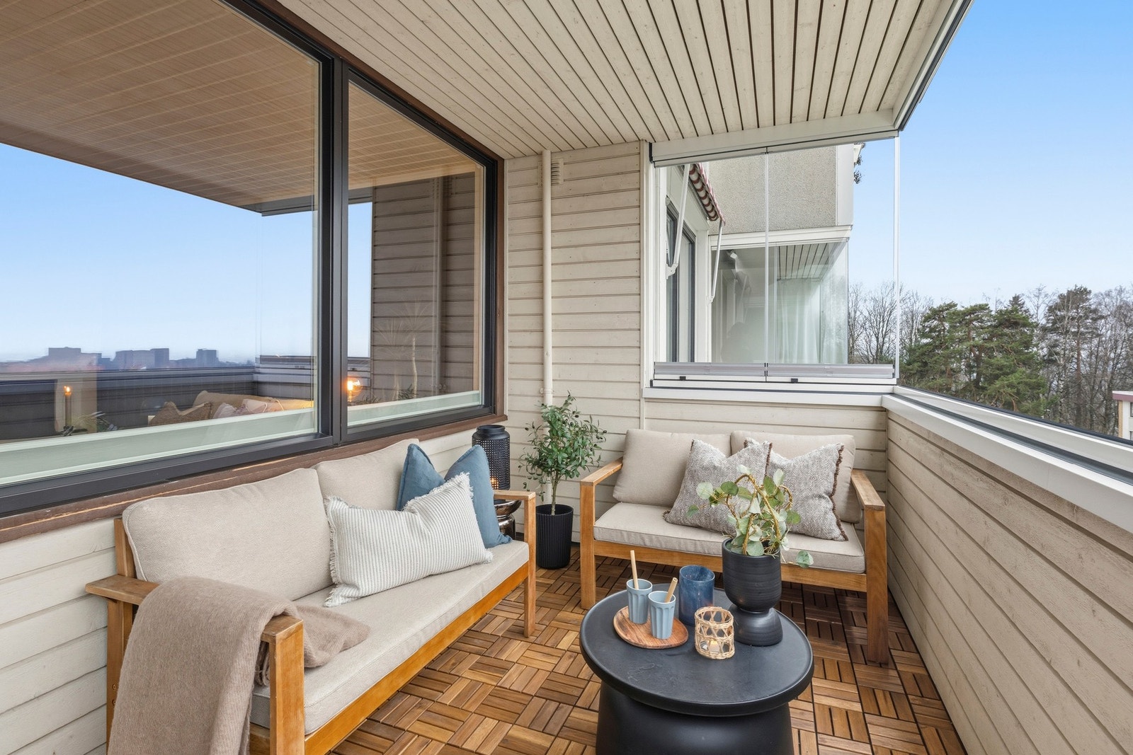 Balkongen er et perfekt sted for å slappe av etter en lang dag eller starte morgenen med en kopp kaffe i hånden Galleribilde