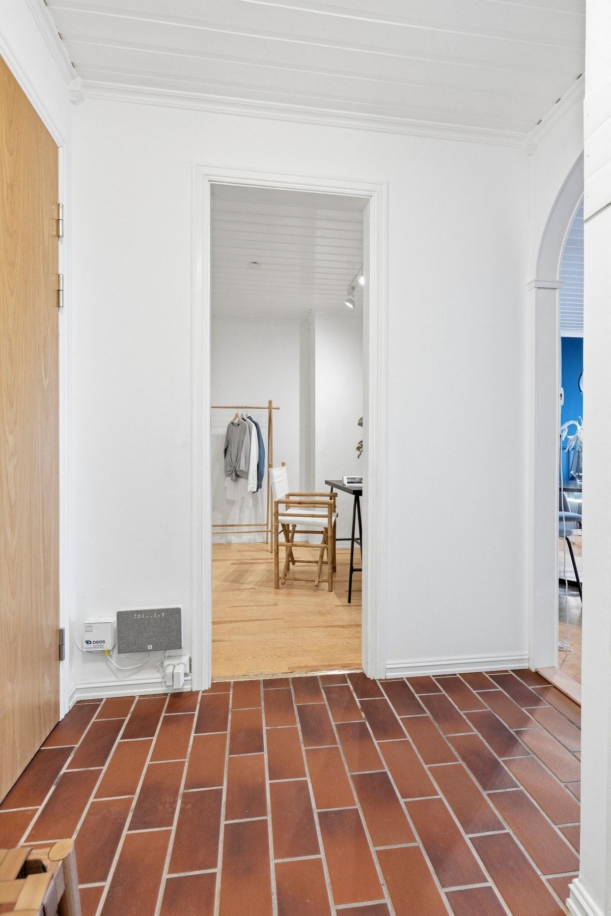 Entreen har et lite kott med stang for oppheng og hylle, samt inngang til en innvendig bod Galleribilde