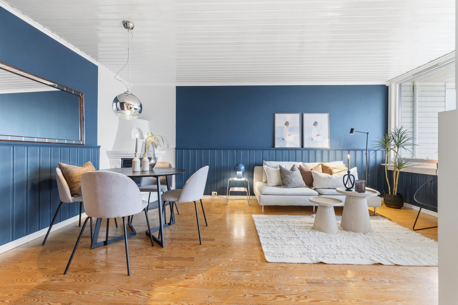 Stuen er romslig og har en praktisk utforming som gir gode muligheter for ulike møbleringsløsninger Galleribilde